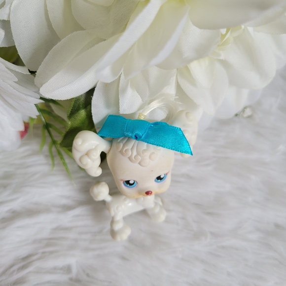 Littlest Pet Shop LPS #17 Poodle Puppy Dog White Blue Eyes Bow Hasbro 2004 - Picture 3 of 9